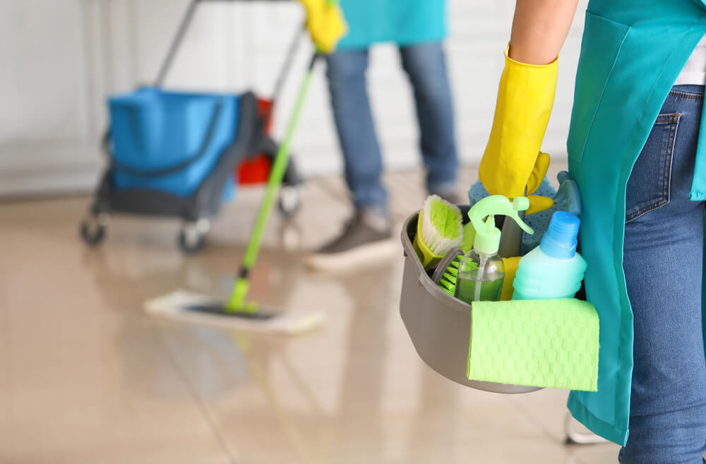 Dlaczego warto skorzystać z usług firmy sprzątającej?